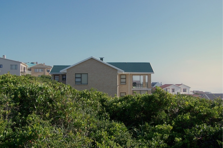 4 Bedroom Property for Sale in Boggomsbaai Western Cape